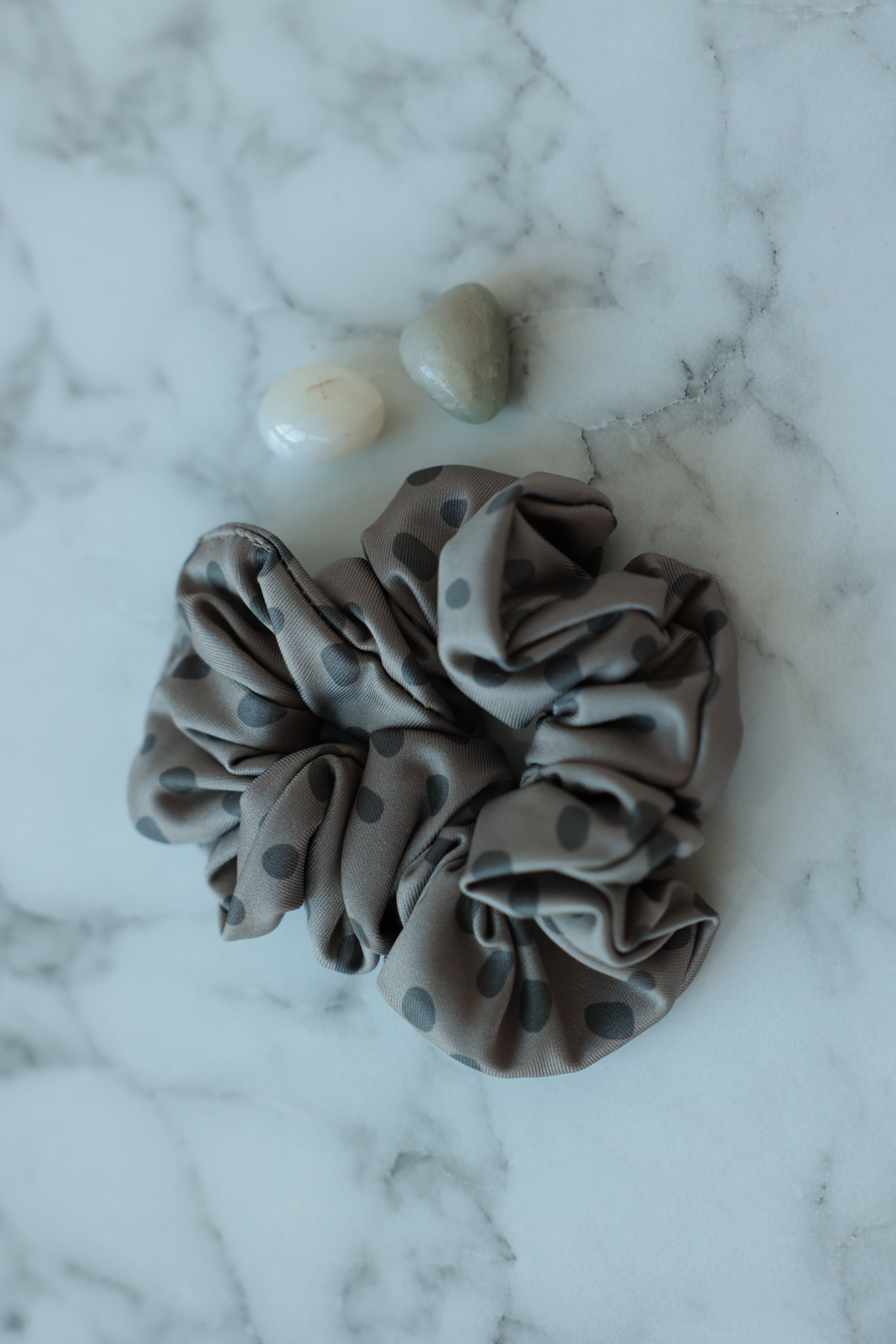 Scrunchie Greige Punktemuster