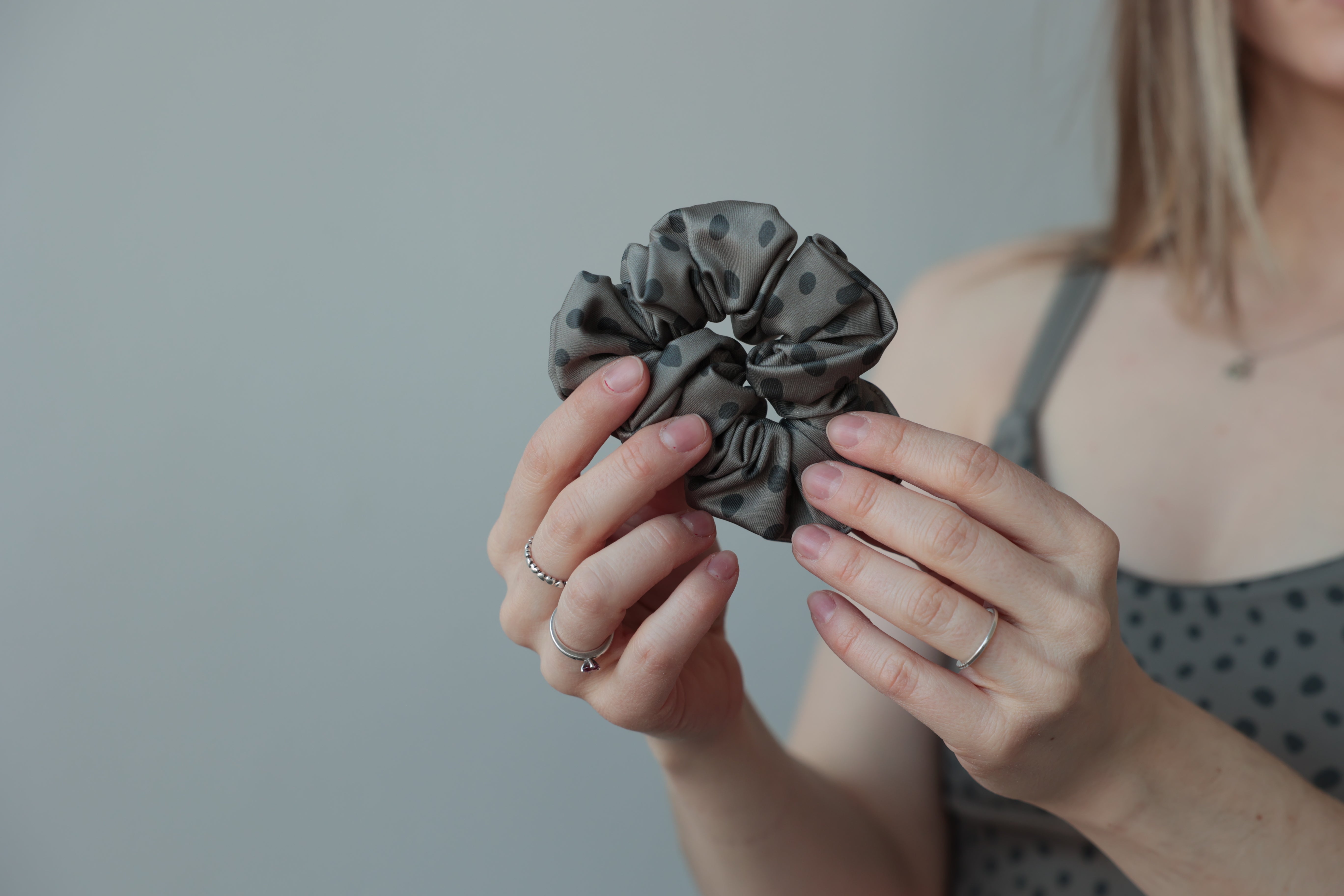 Scrunchie Greige Punktemuster