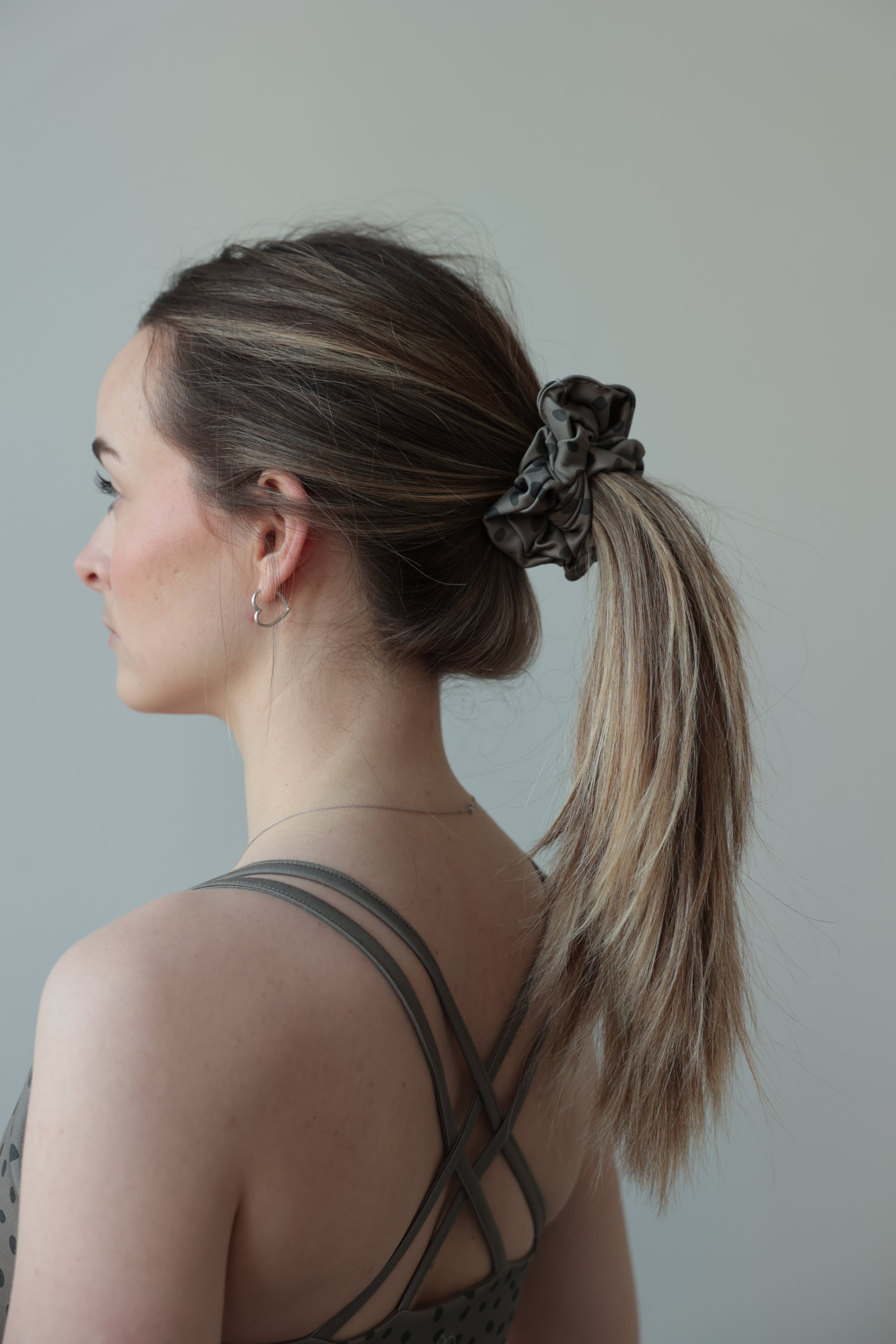 Scrunchie Greige Punktemuster