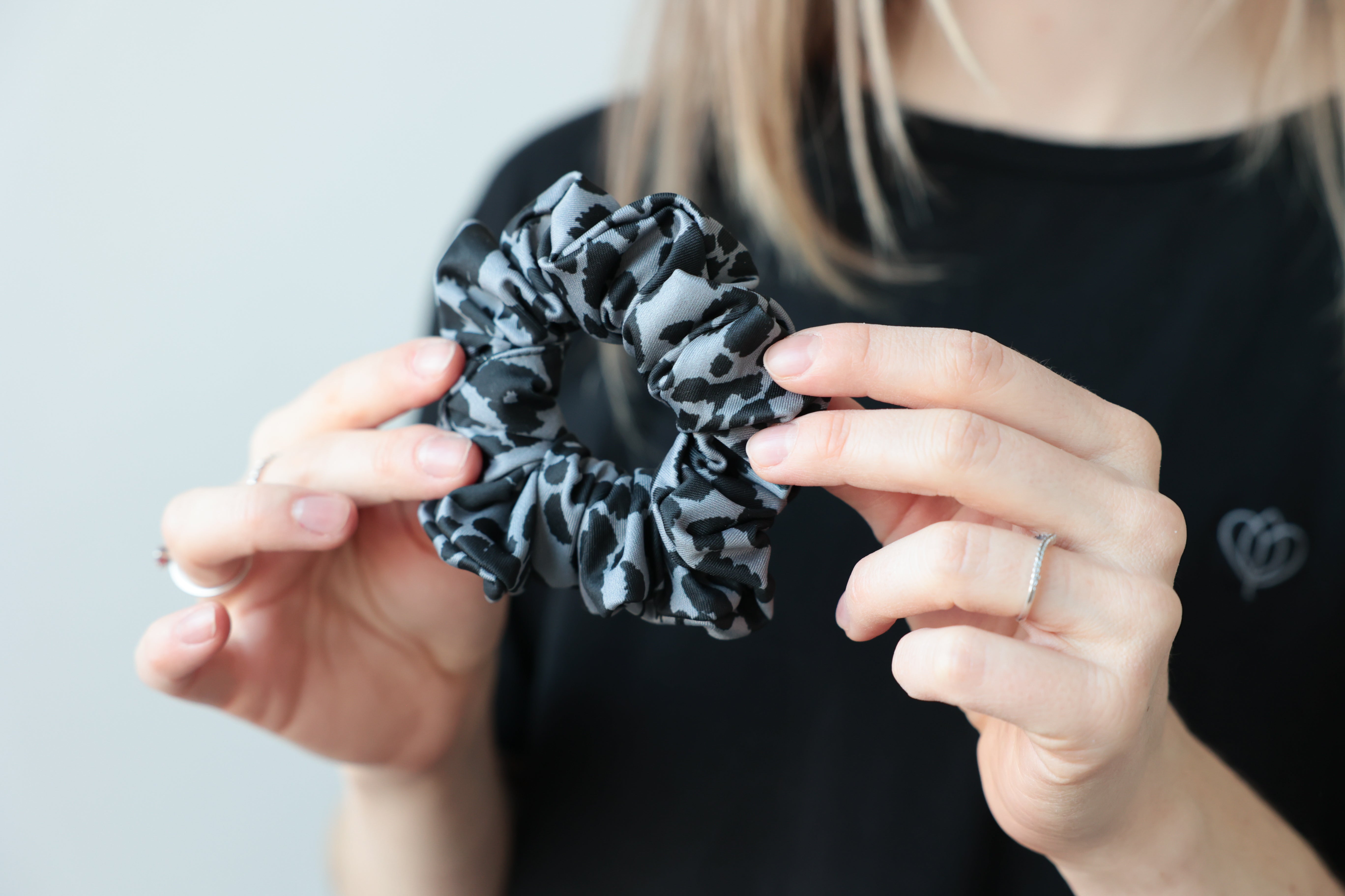 Scrunchie Grauer Leo